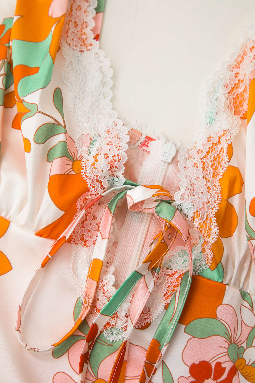 Çiçek Desenli Dantel Detaylı V Yaka Maxi Elbise