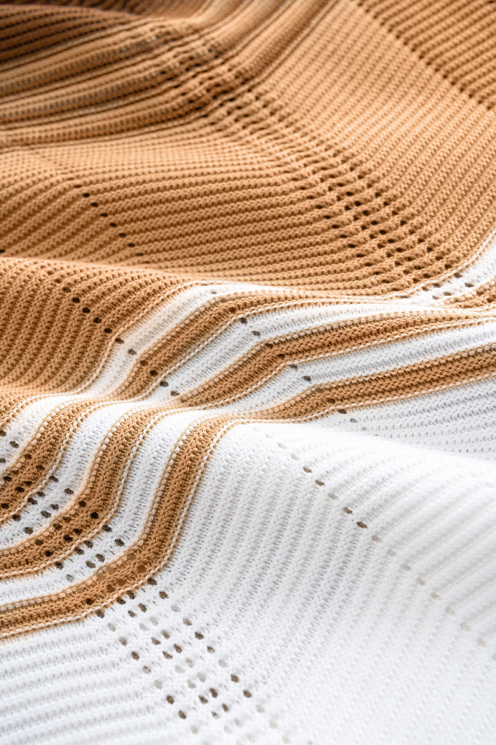 Örgü Kontrast Sırt Açık Kolsuz Halter Yaka Yırtmaçlı Elbise