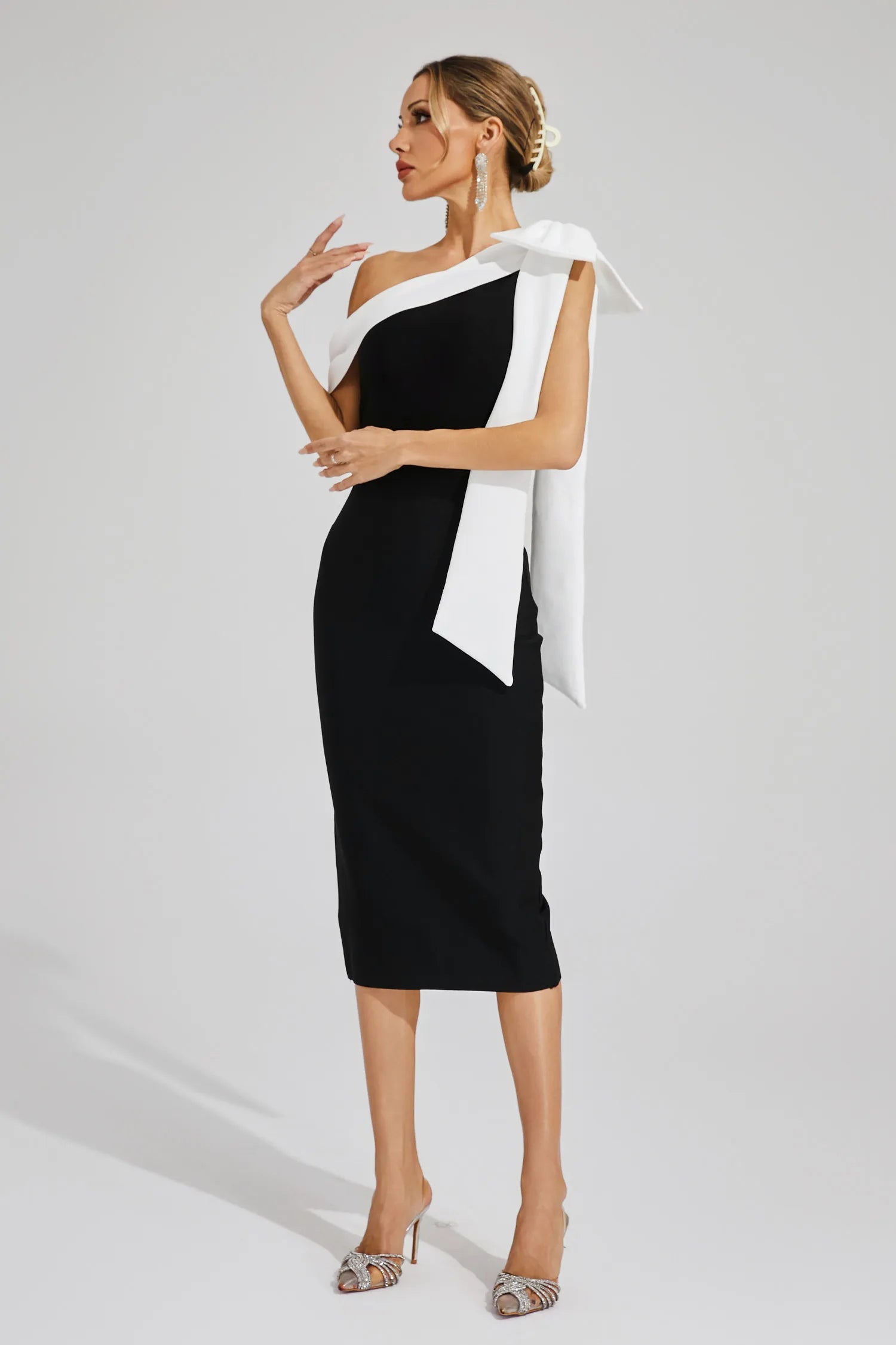 Selma Siyah Fiyonklu Tek Omuz Bandaj Midi Elbise
