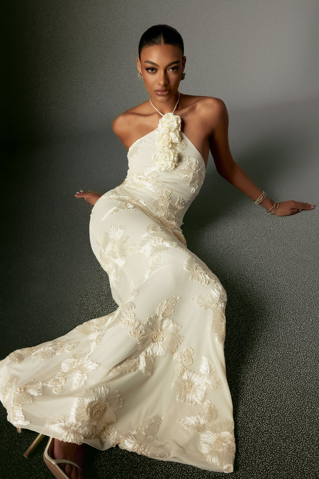 Griselda Çiçek İşlemeli Halter Yaka Maxi Elbise - Beyaz