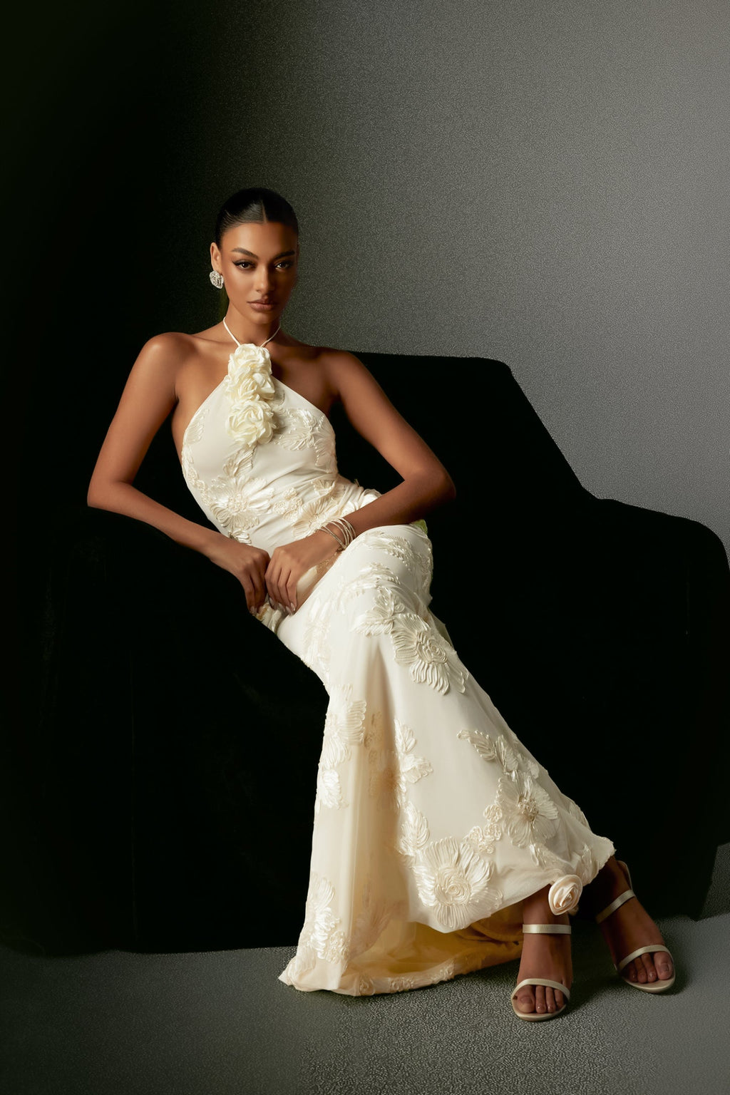 Griselda Çiçek İşlemeli Halter Yaka Maxi Elbise - Beyaz