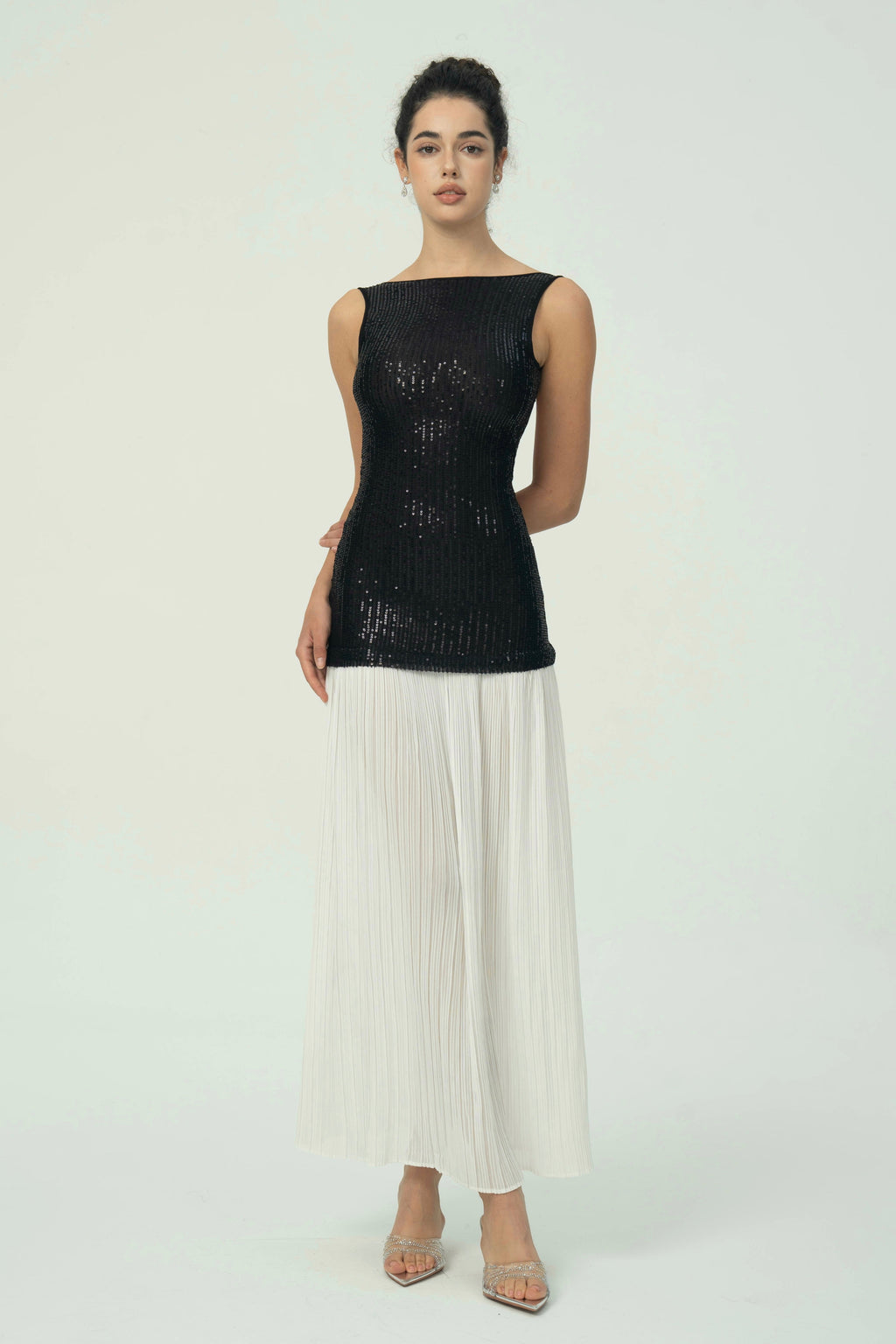 Sofistike Siyah Pullu Beyaz Pileli Maksi Etek