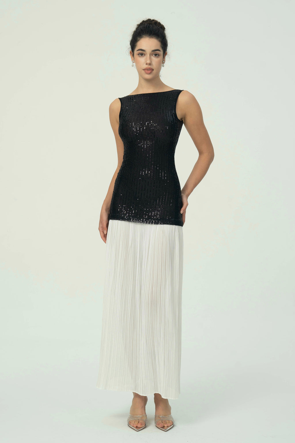 Sofistike Siyah Pullu Beyaz Pileli Maksi Etek