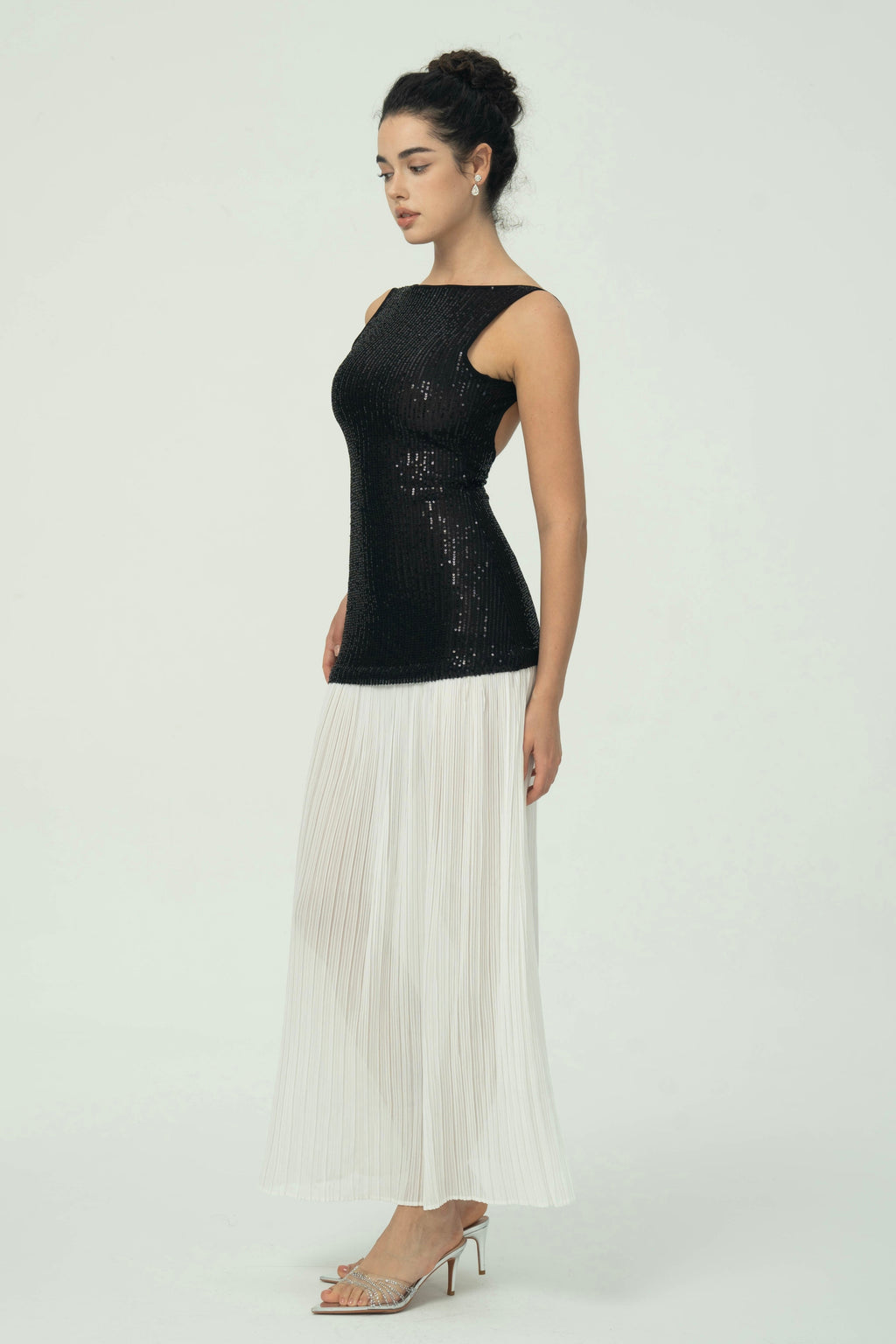 Sofistike Siyah Pullu Beyaz Pileli Maksi Etek