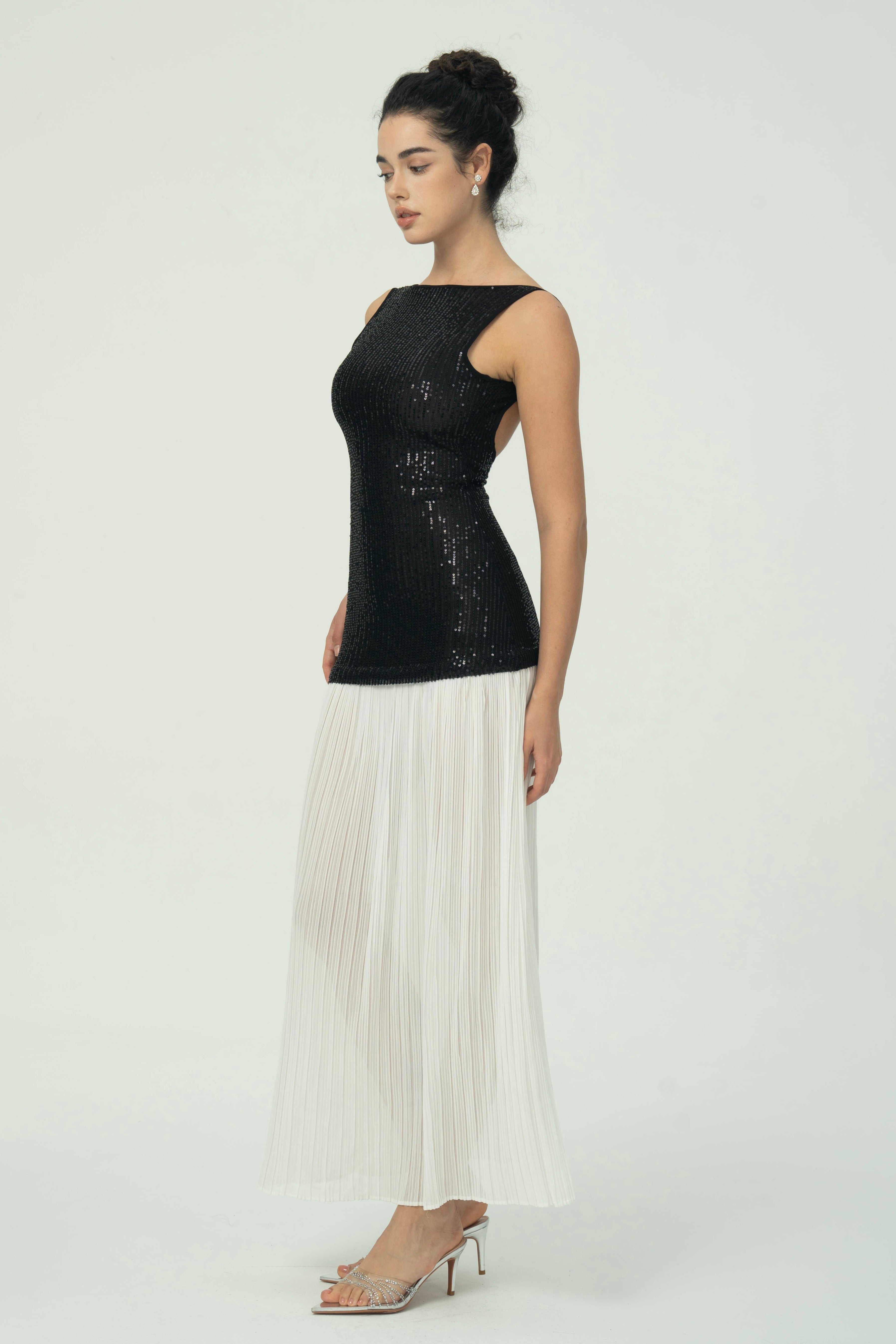 Sofistike Siyah Pullu Beyaz Pileli Maksi Etek