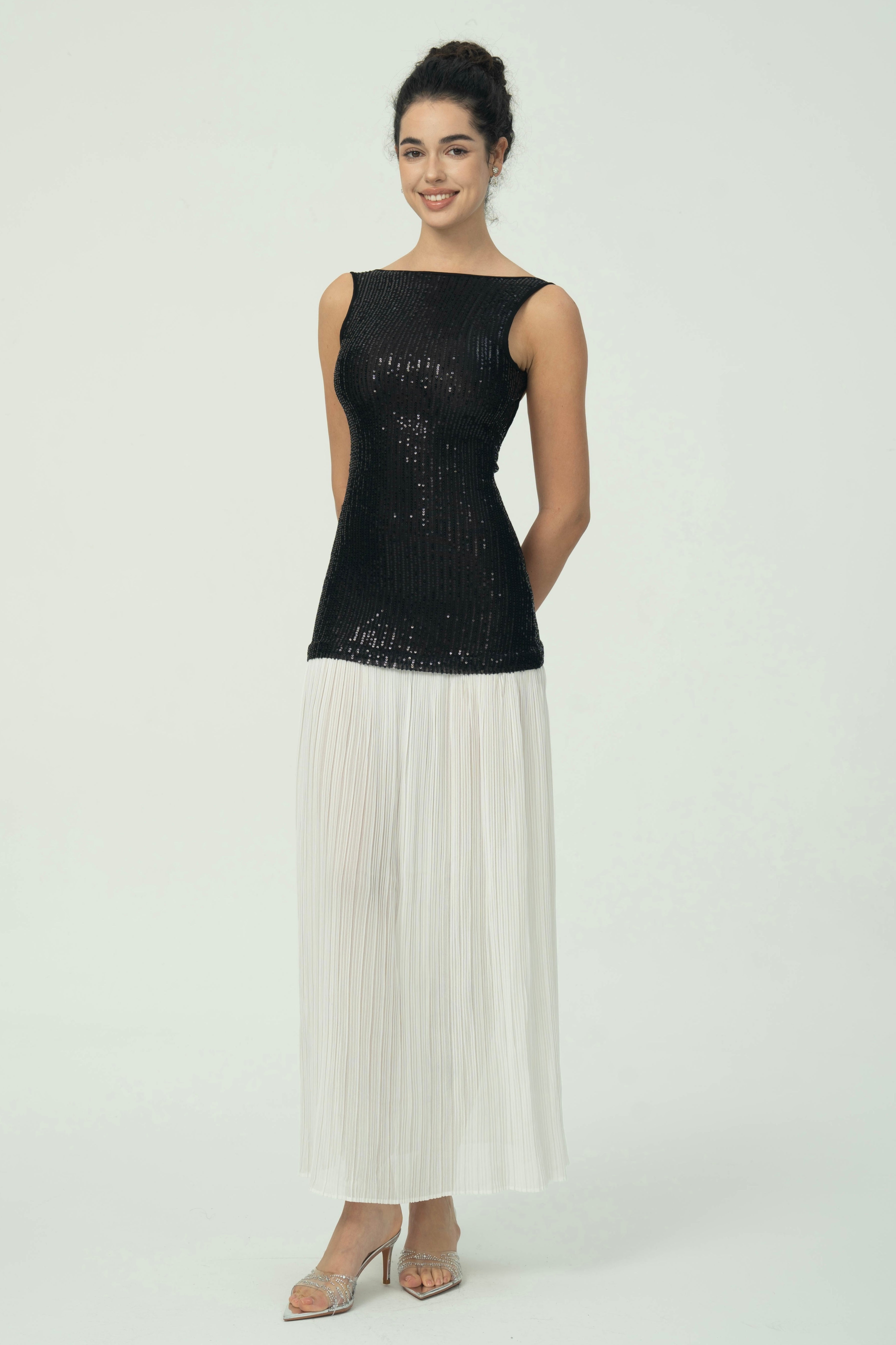 Sofistike Siyah Pullu Beyaz Pileli Maksi Etek