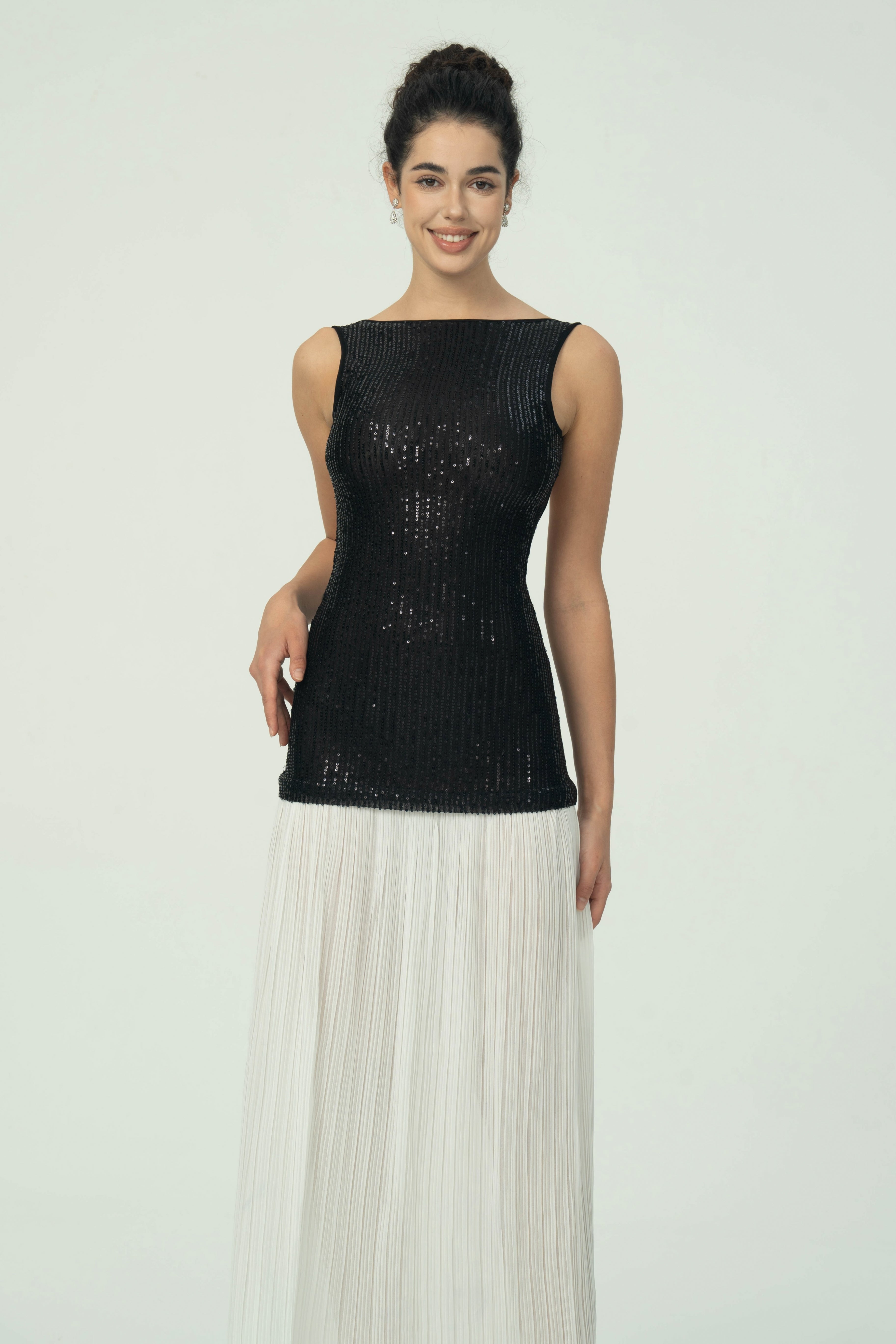 Sofistike Siyah Pullu Beyaz Pileli Maksi Etek