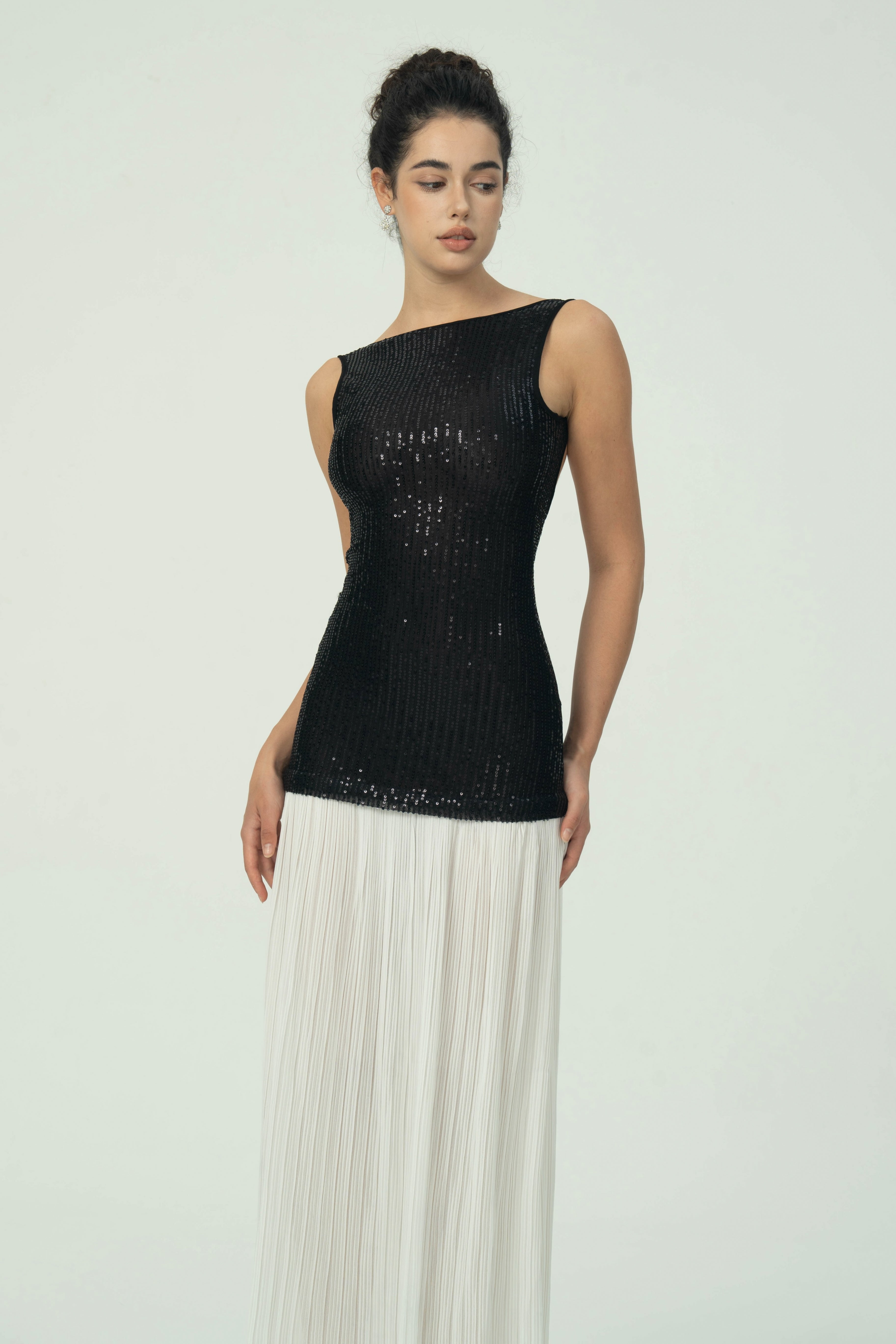 Sofistike Siyah Pullu Beyaz Pileli Maksi Etek