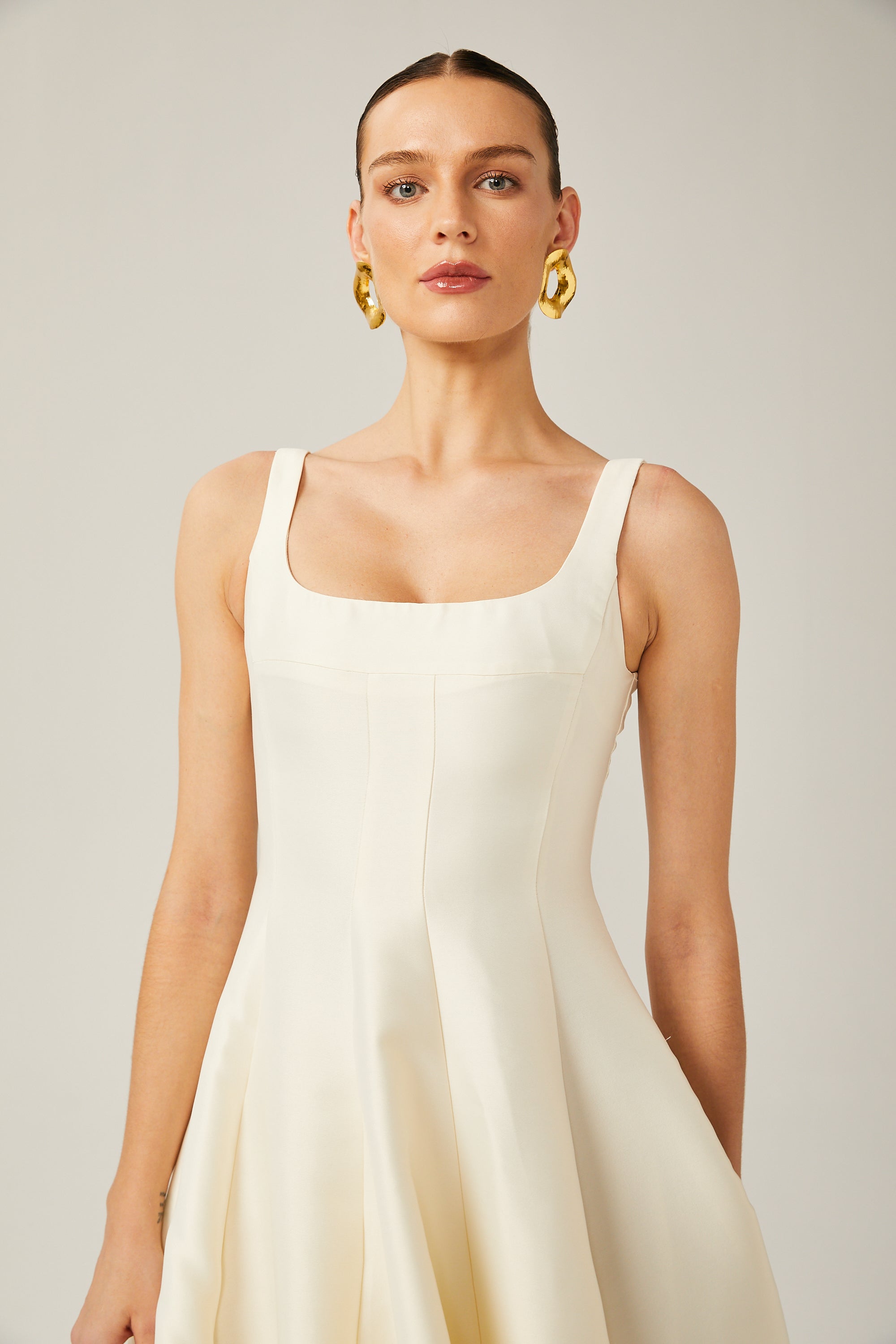 Leonor Saten  Bedene Oturan Kloş Midi Elbise