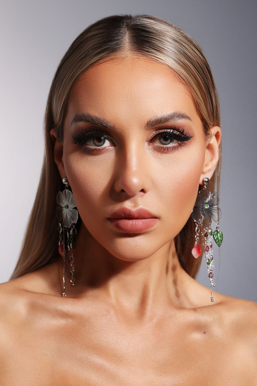 Evie Püsküllü Çiçekli Oymalı Küpeler