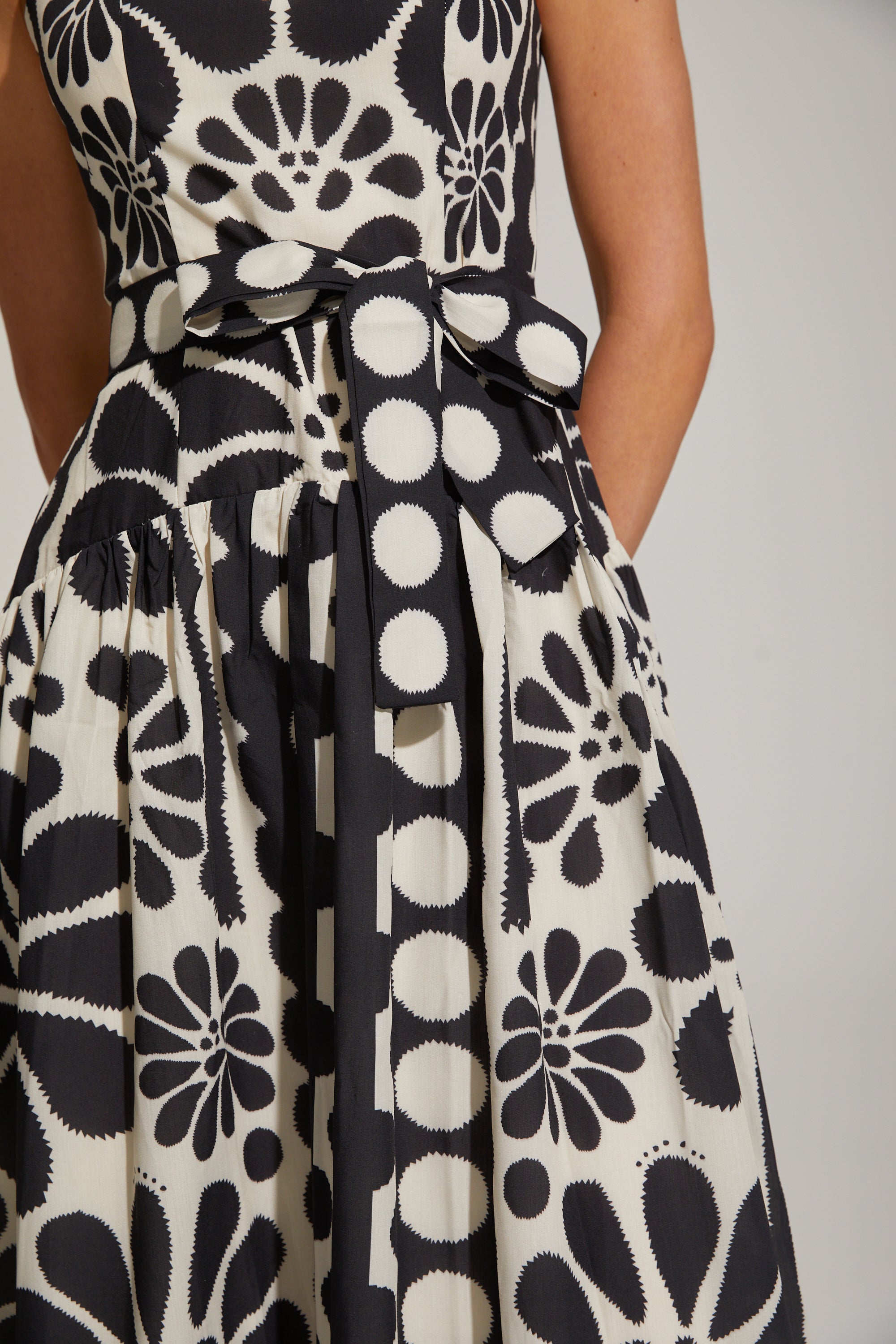 Briony Monét Çiçekli Mozaik Midi Elbise