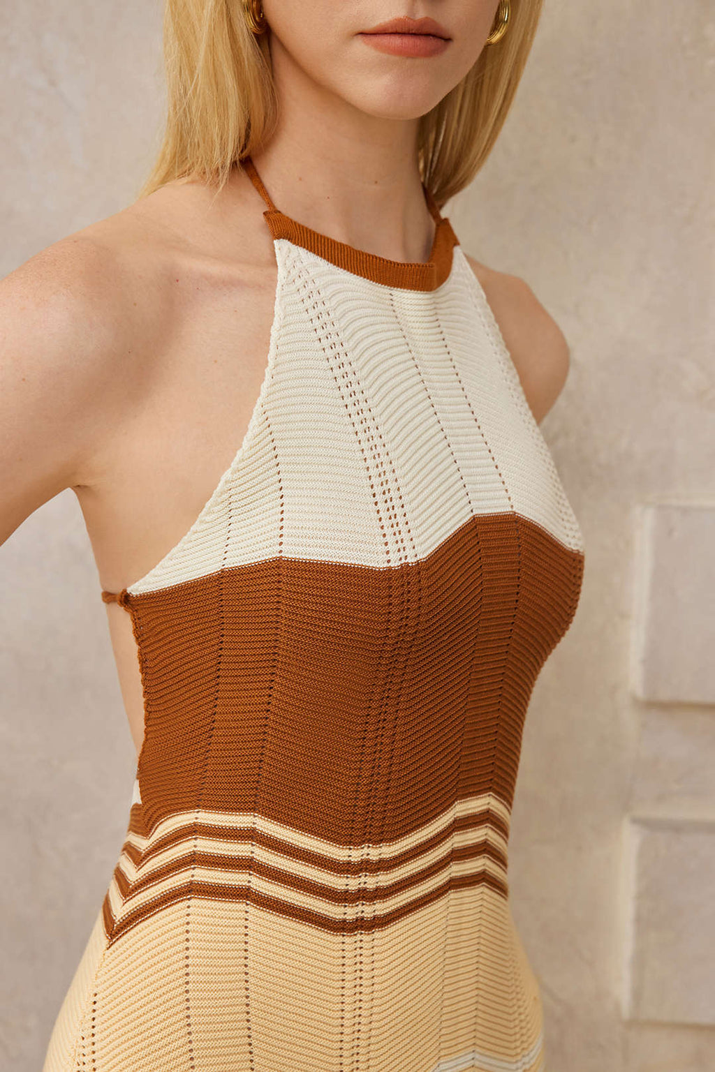 Örgü Kontrast Sırt Açık Kolsuz Halter Yaka Yırtmaçlı Elbise