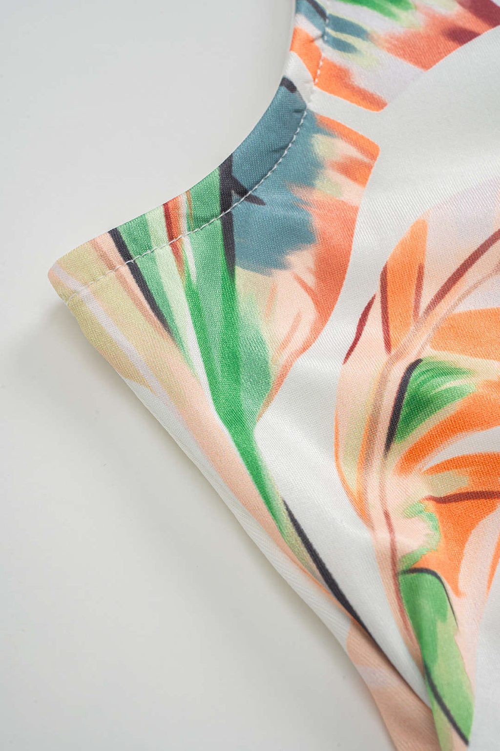 Çiçek Desenli Kesik Omuzlu Kolsuz Yırtmaçlı Midi Elbise