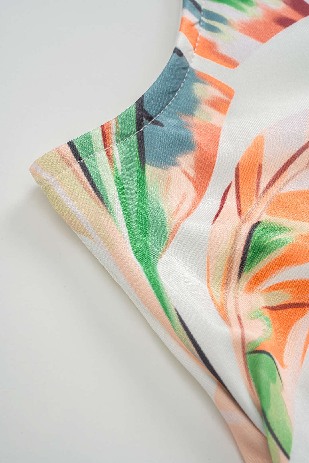 Çiçek Desenli Kesik Omuzlu Kolsuz Yırtmaçlı Midi Elbise