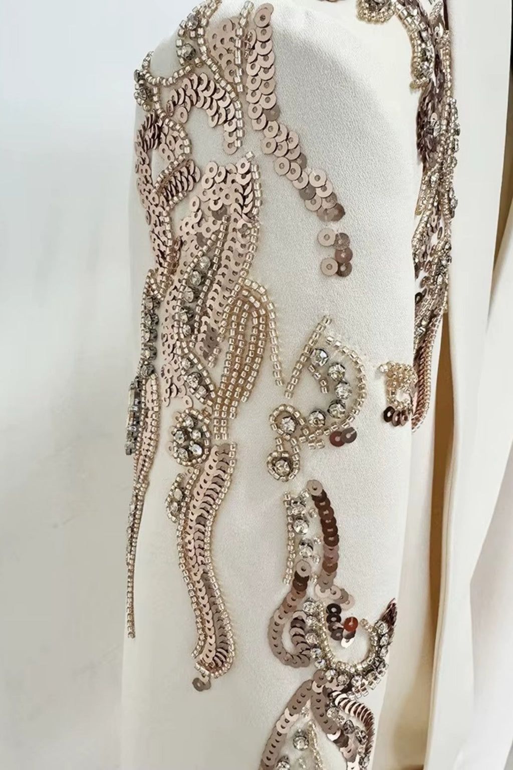 Fildişi Renk Drapeli Blazer – İnce Omuz Nakışlı