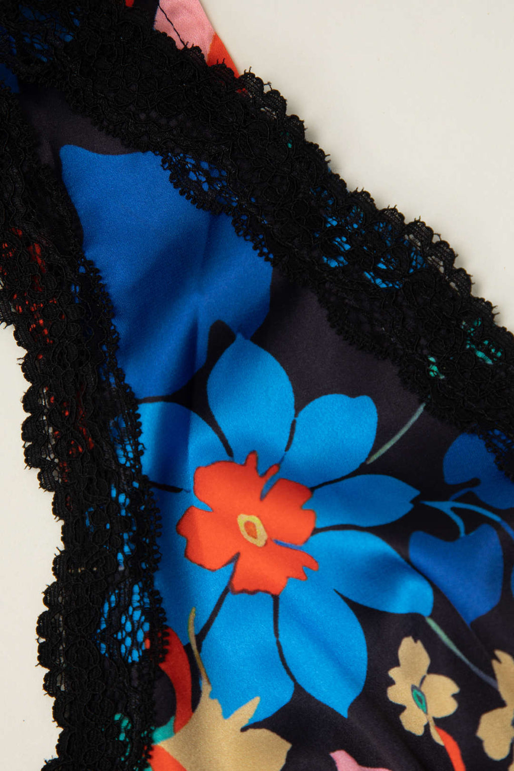 Çiçek Desenli Dantel Detaylı V Yaka Maxi Elbise