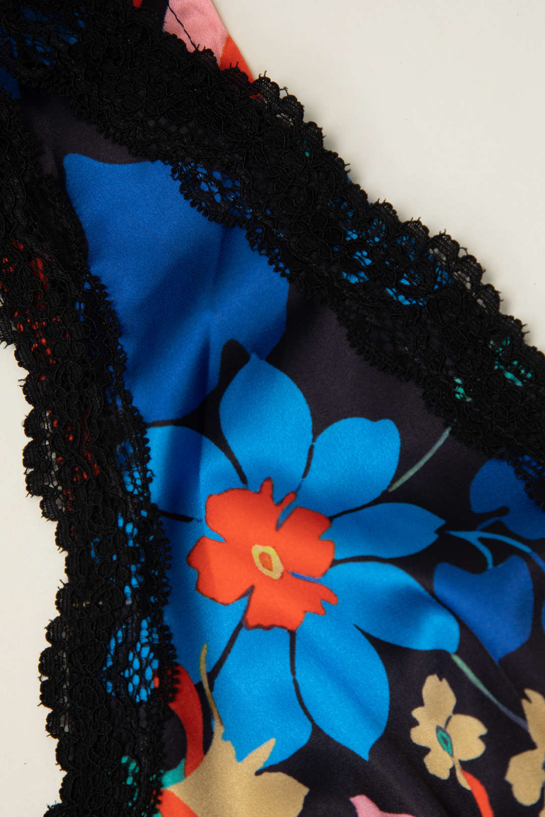 Çiçek Desenli Dantel Detaylı V Yaka Maxi Elbise