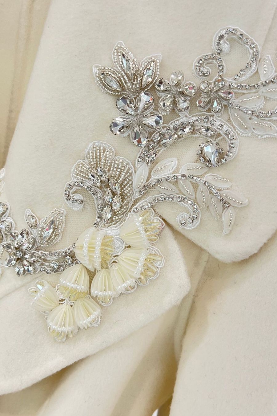 Kürk Manşetli ve 3D Çiçek İşlemeli Kaban