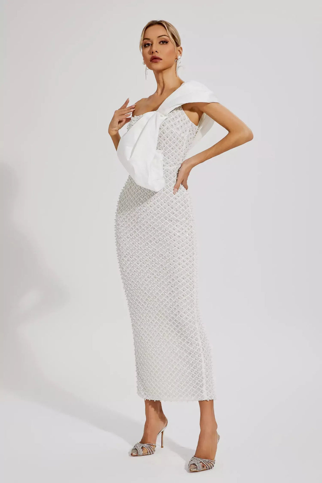 Beyaz İnci İşlemeli Fiyonklu Maxi Elbise