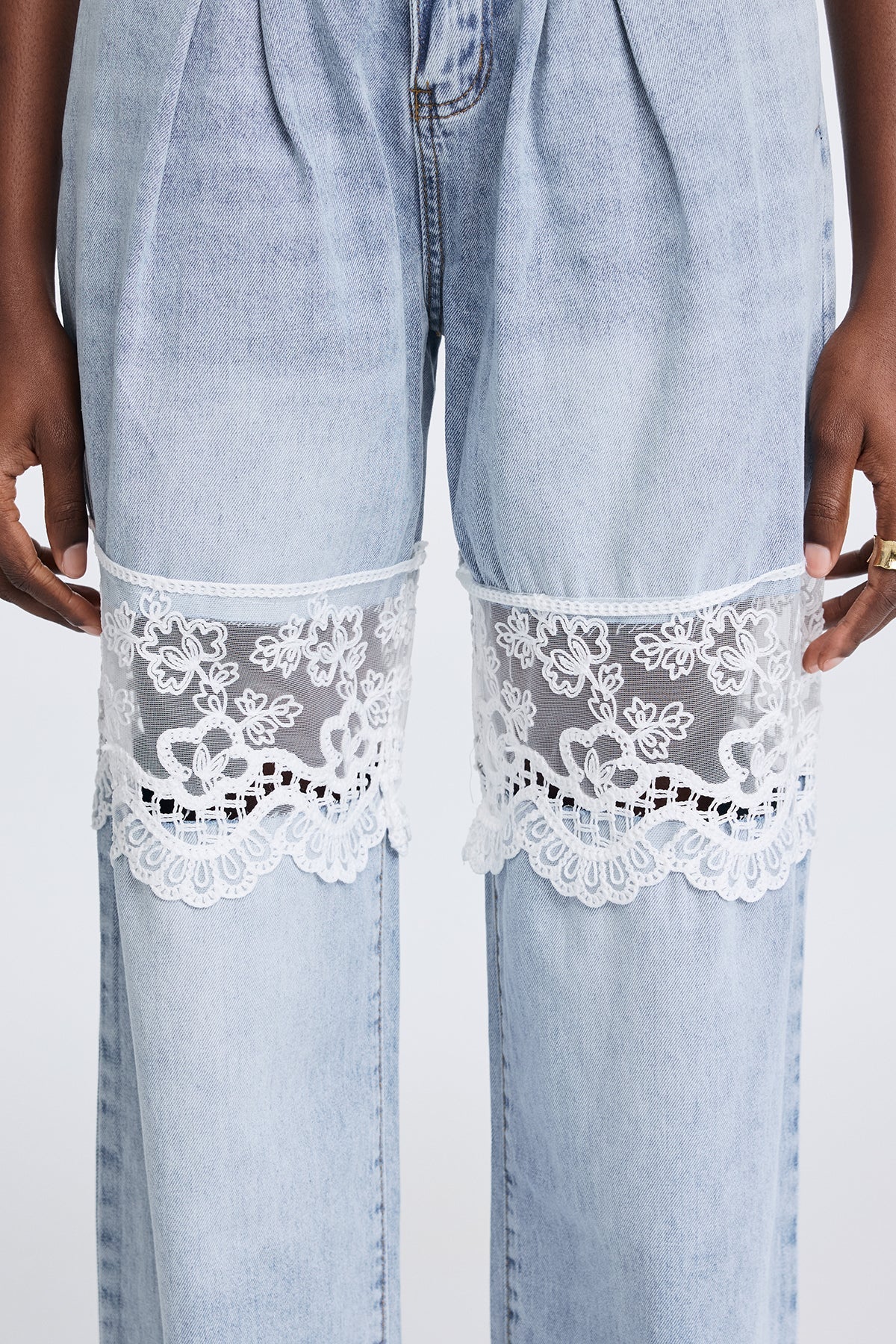 Dantel Detaylı Parçalı Kesik Jean