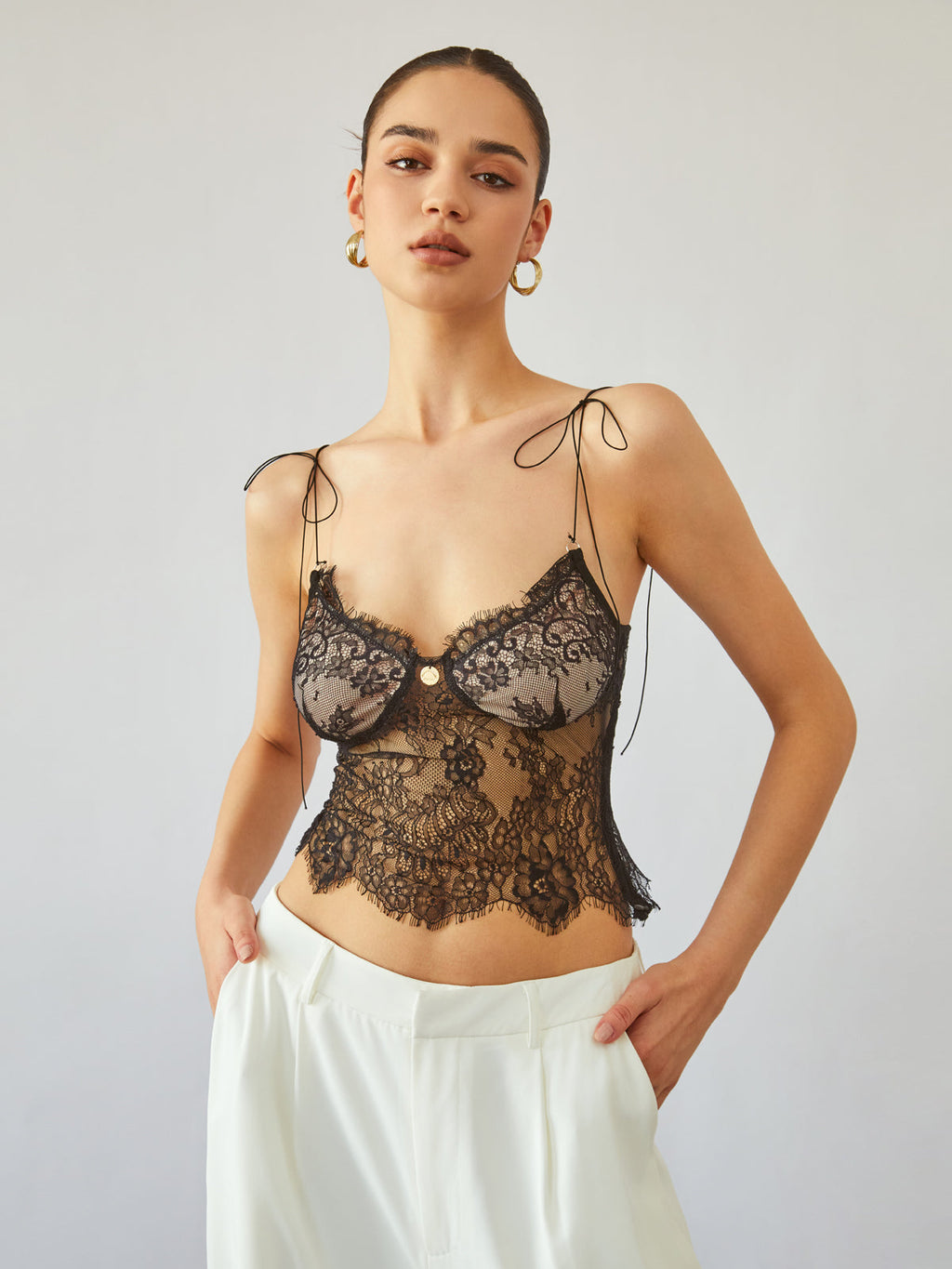 Omuzları Bağlamalı Çiçekli Dantelli Crop