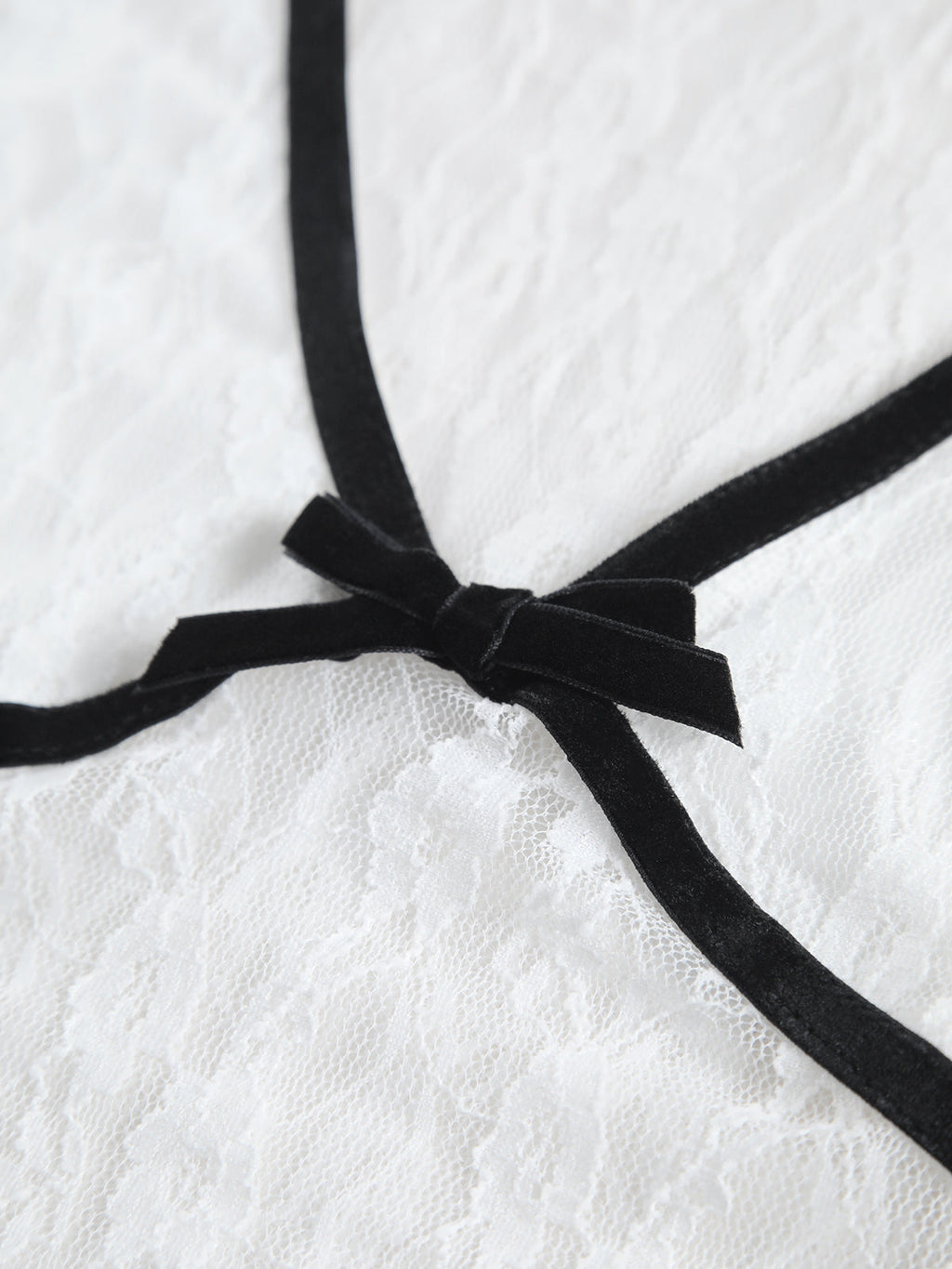 Kontrast Dikiş Detaylı Dantel Kısa Üst