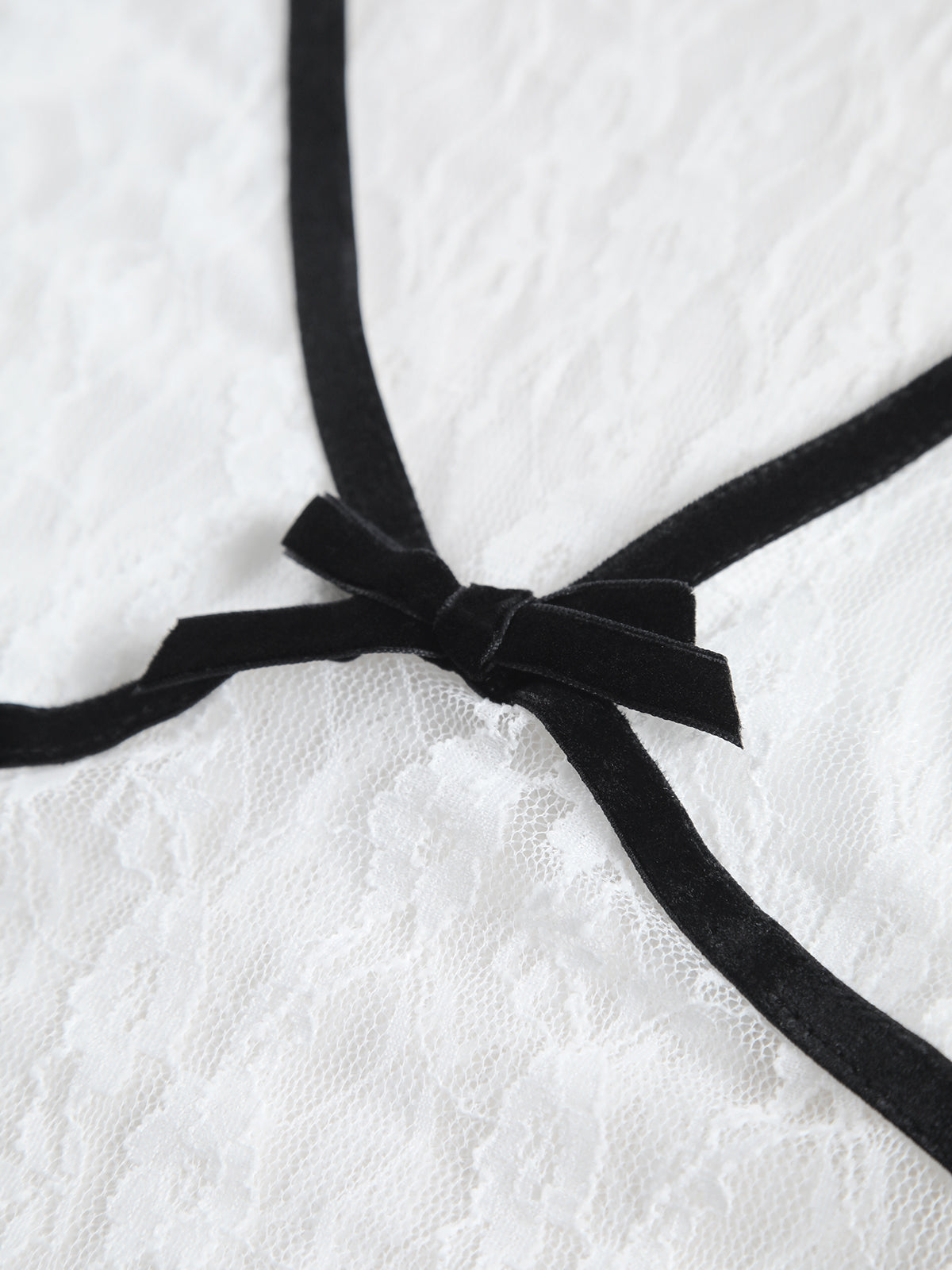 Kontrast Dikiş Detaylı Dantel Kısa Üst