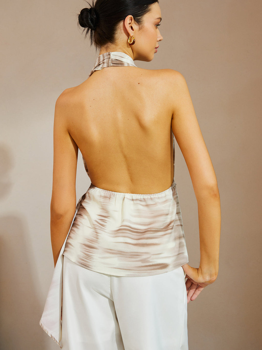 Sırtı Açık V Yaka Kolsuz Bluz