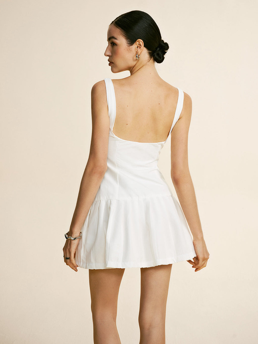 Pliseli ve Kemerli Kısa Elbise