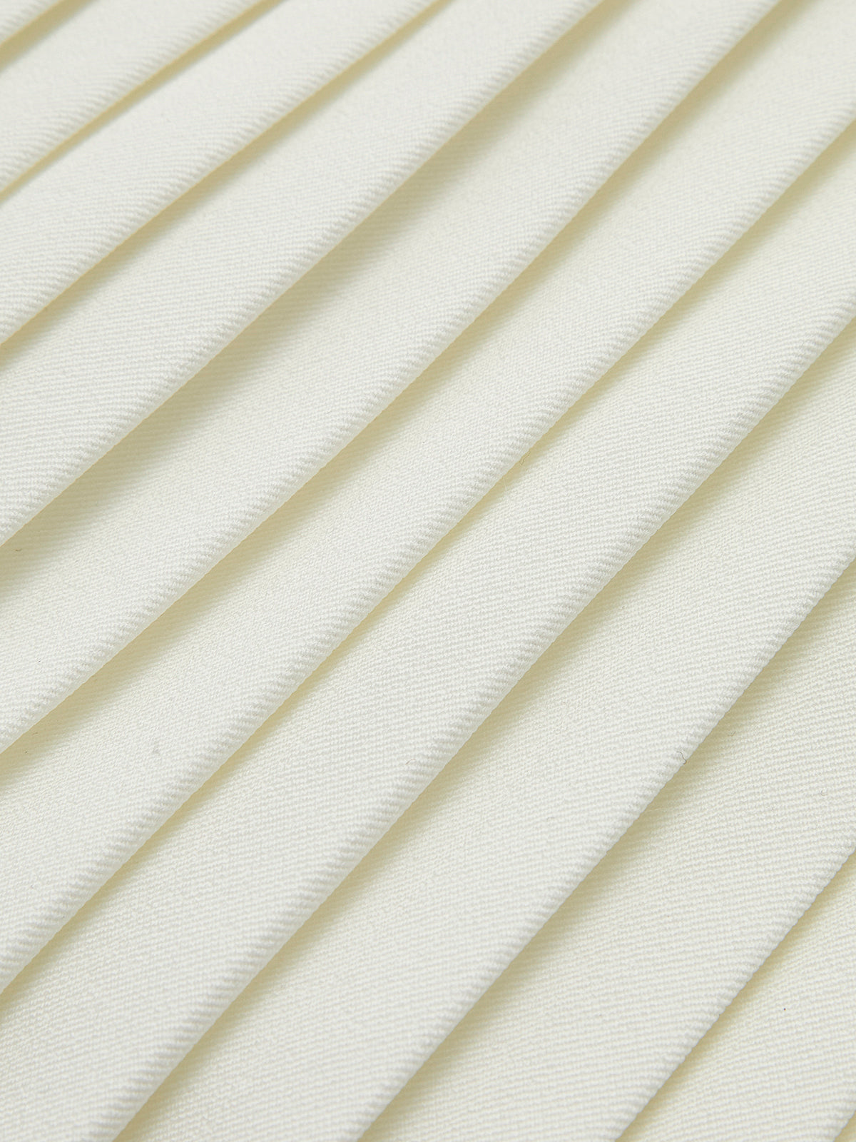 Metal Detaylı Pileli Kısa Elbise