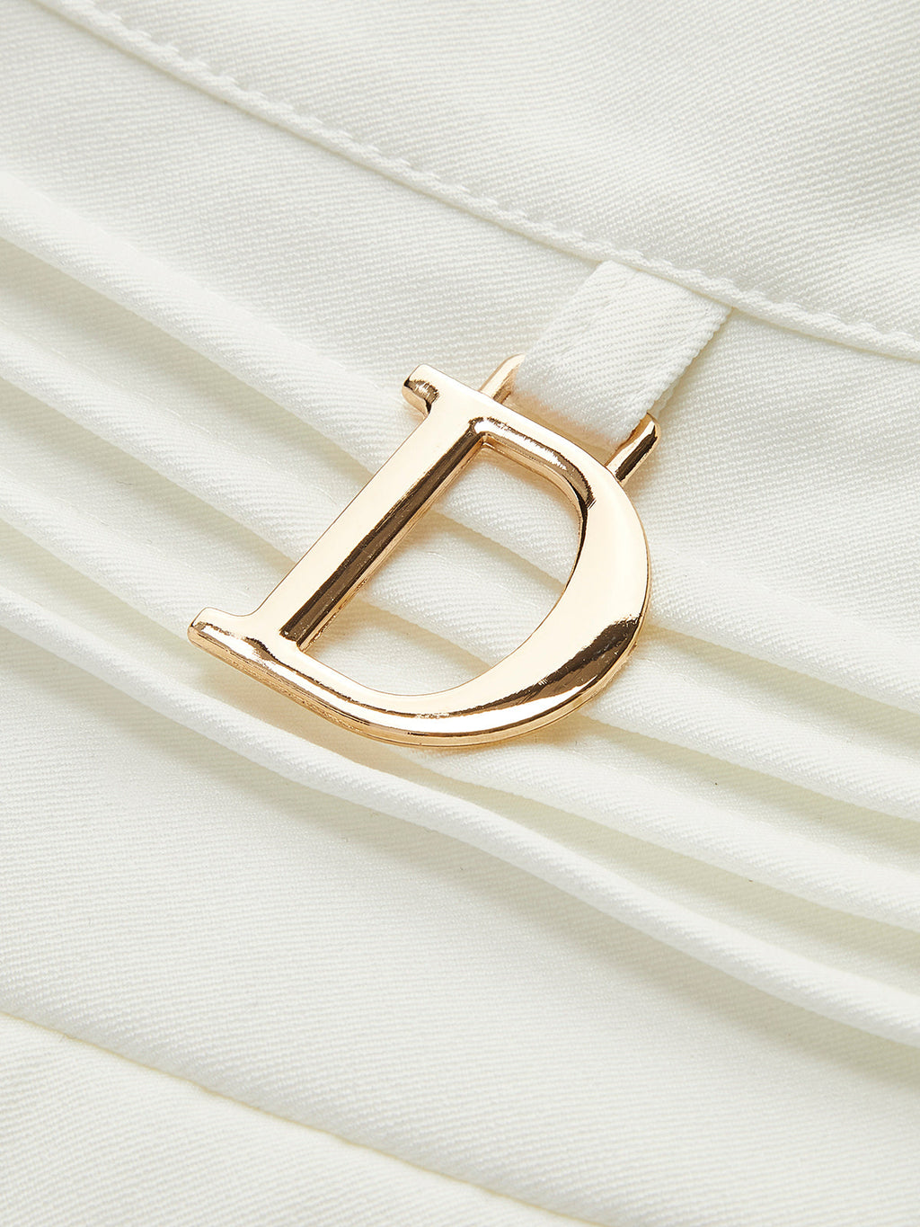 Metal Detaylı Pileli Kısa Elbise