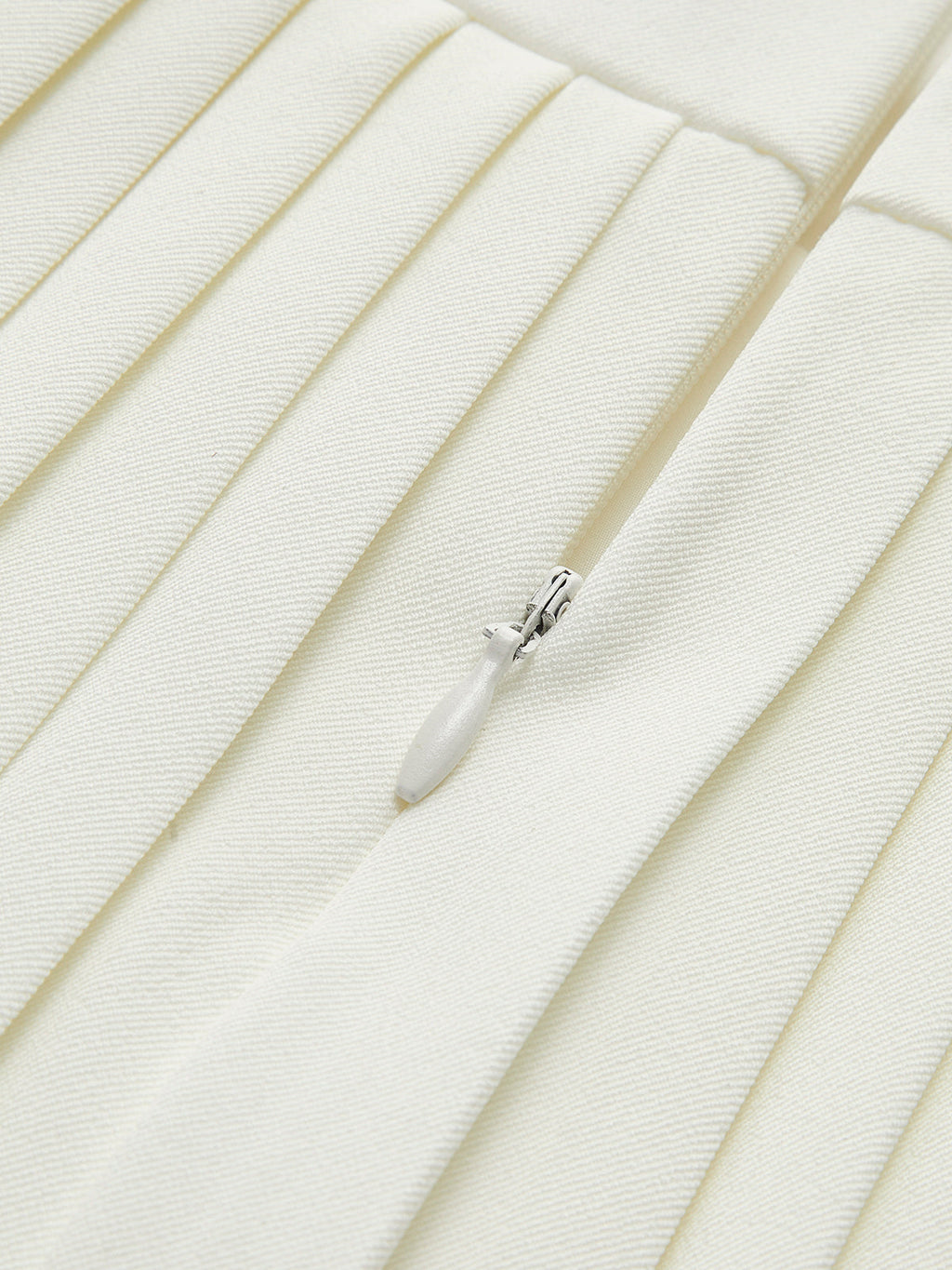 Metal Detaylı Pileli Kısa Elbise