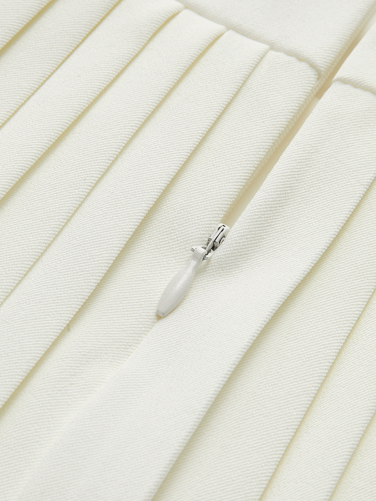 Metal Detaylı Pileli Kısa Elbise