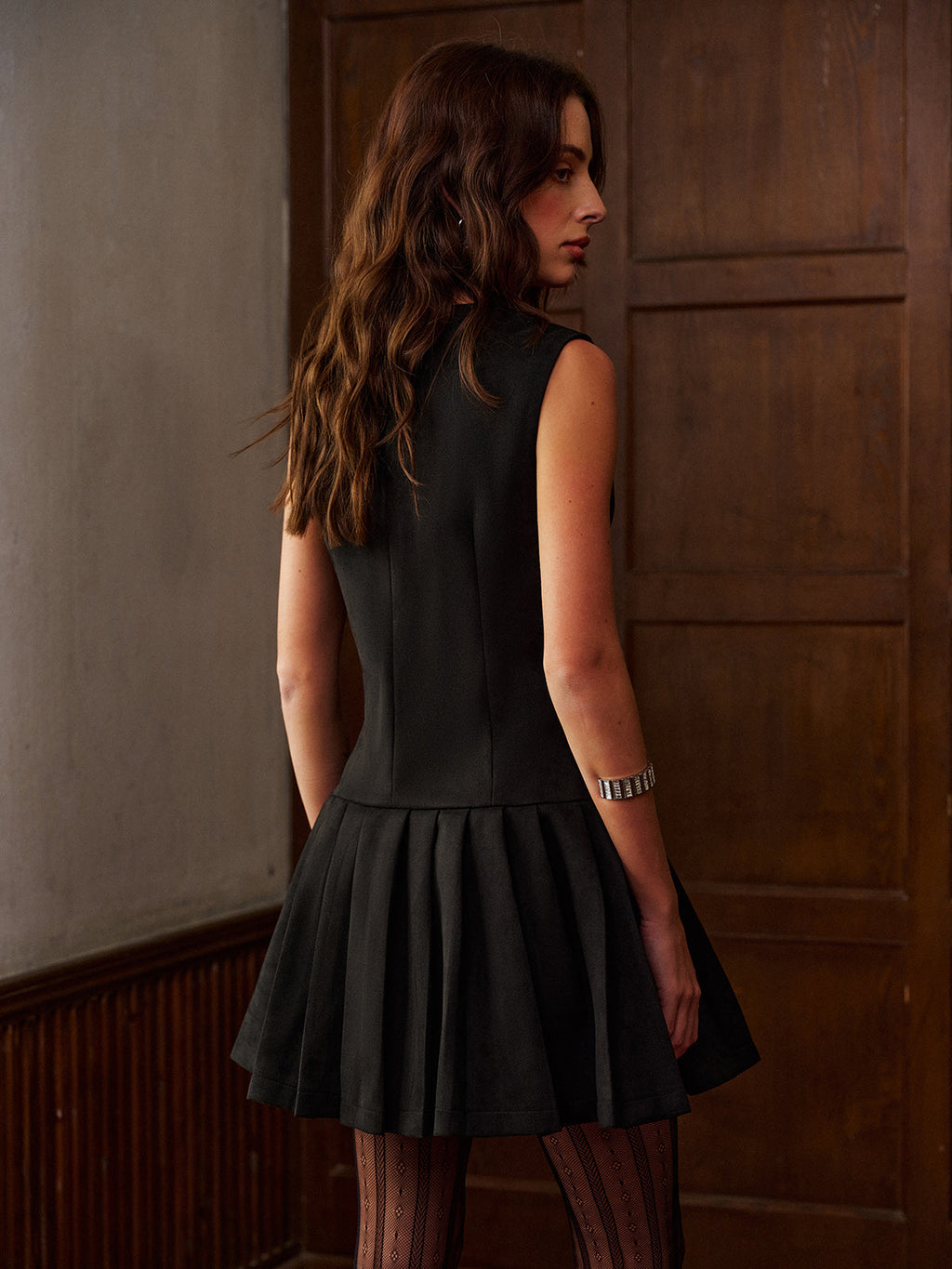 V Yaka Süet Pileli Tank Kısa Elbise