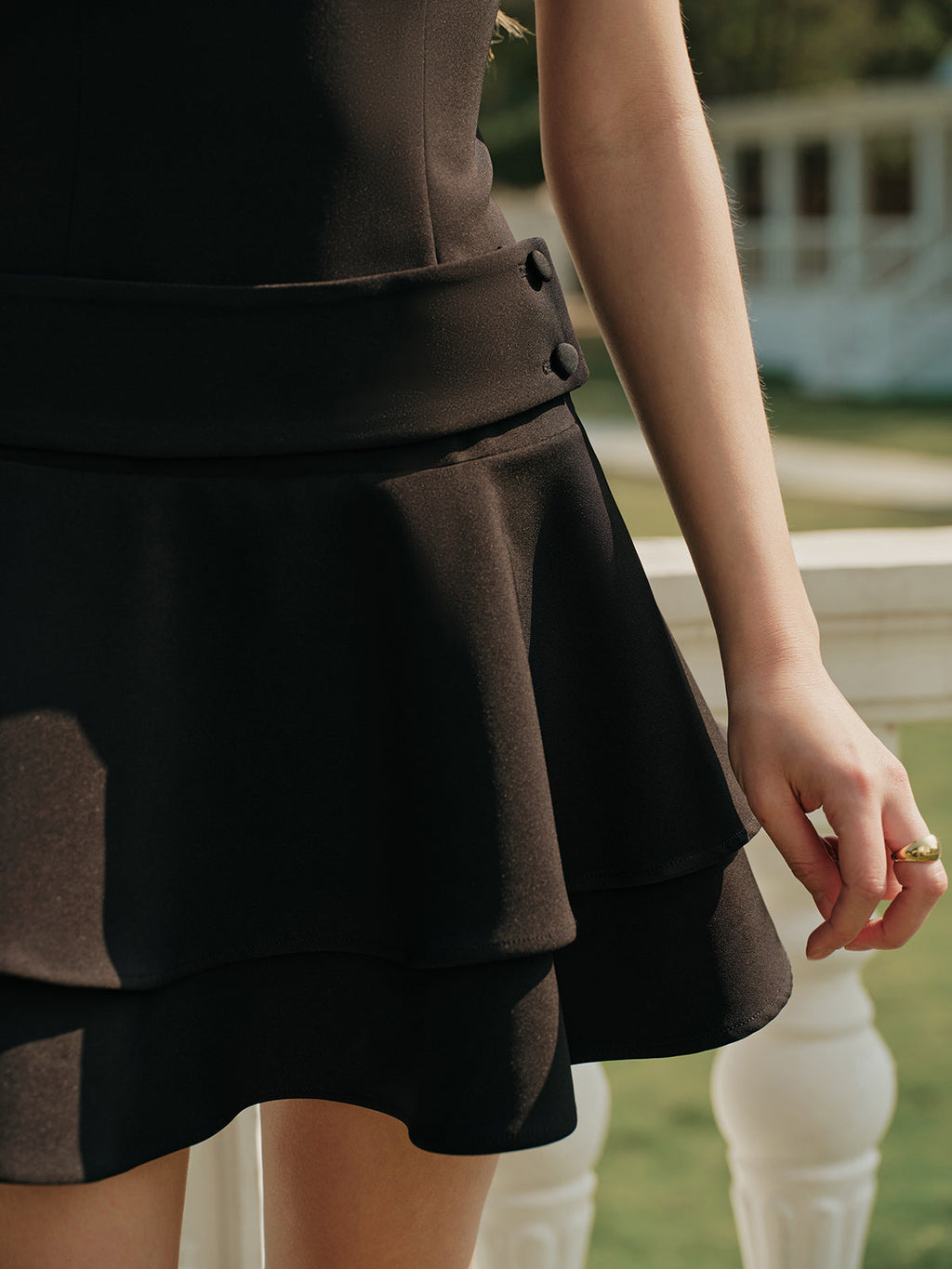 Şık Kolsuz Volanlı Kısa Elbise Düğme Detaylı