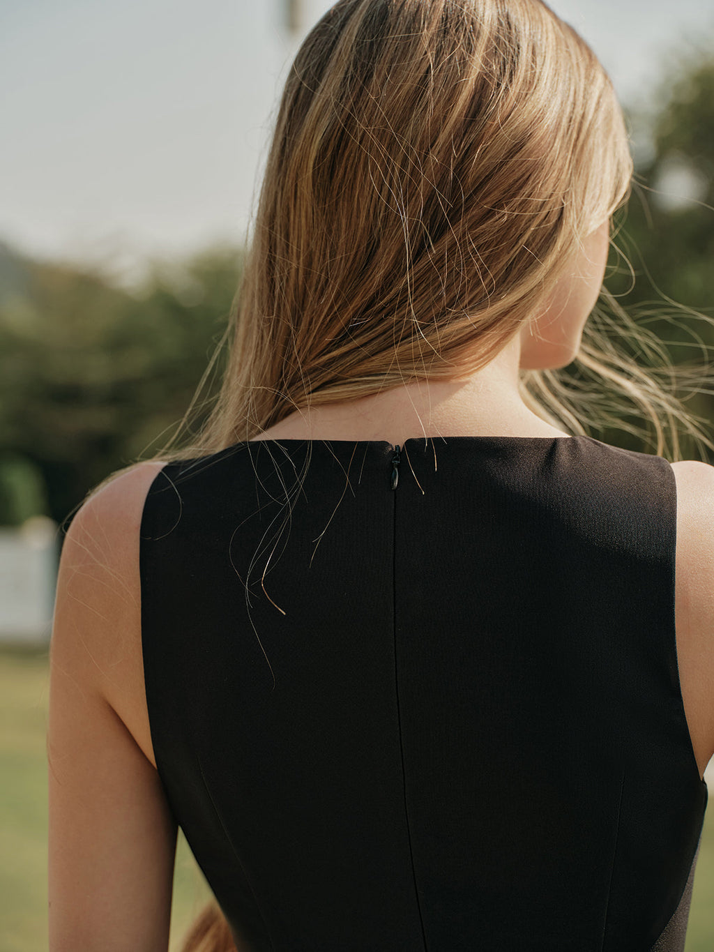 Şık Kolsuz Volanlı Kısa Elbise Düğme Detaylı