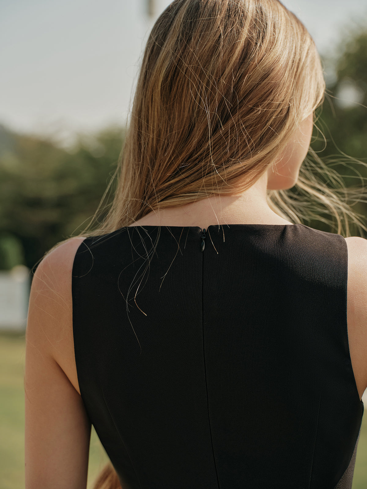 Şık Kolsuz Volanlı Kısa Elbise Düğme Detaylı