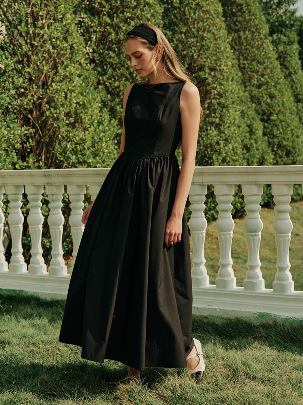 Şık Kolsuz Sırt Açık Plise Maxi Elbise