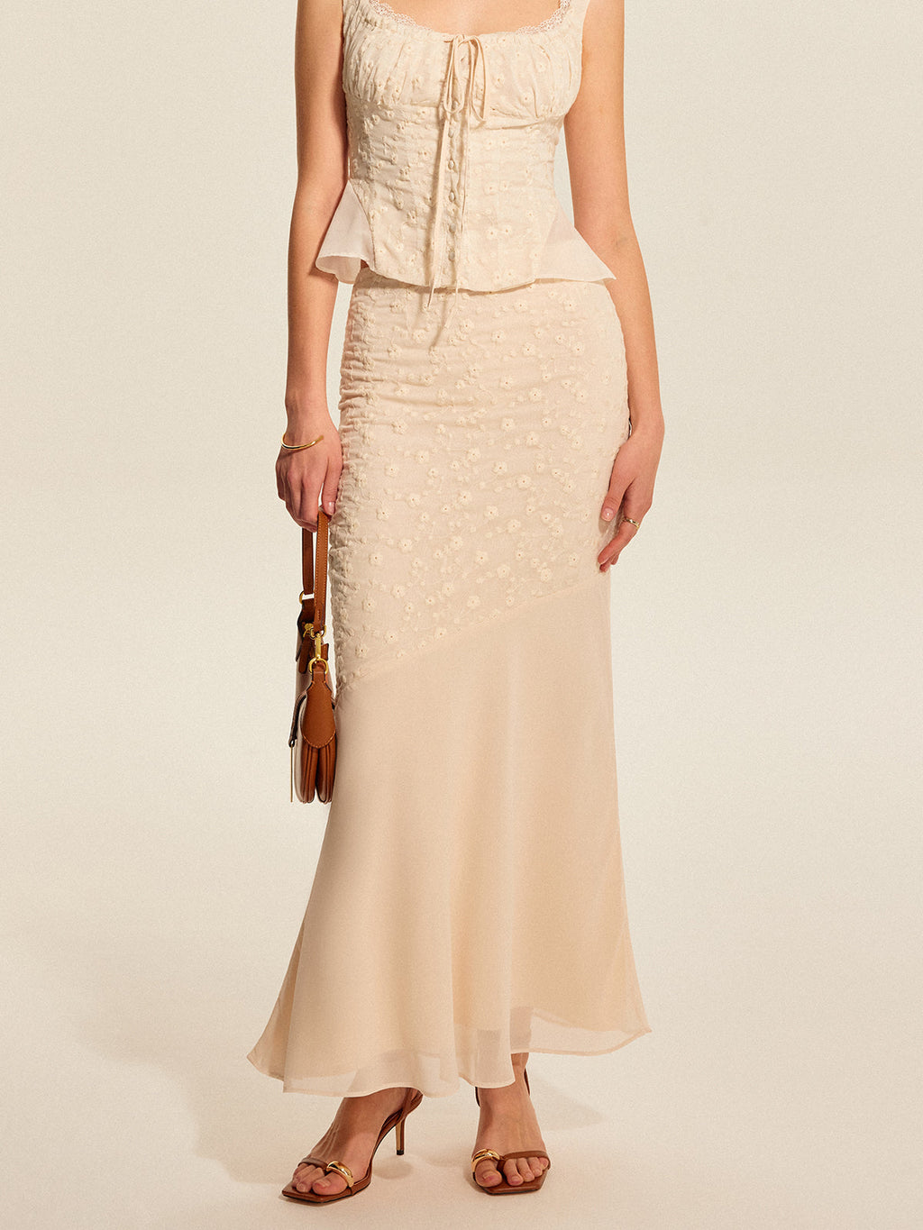 Çekici Çiçek Desenli Nakışlı A-Etek