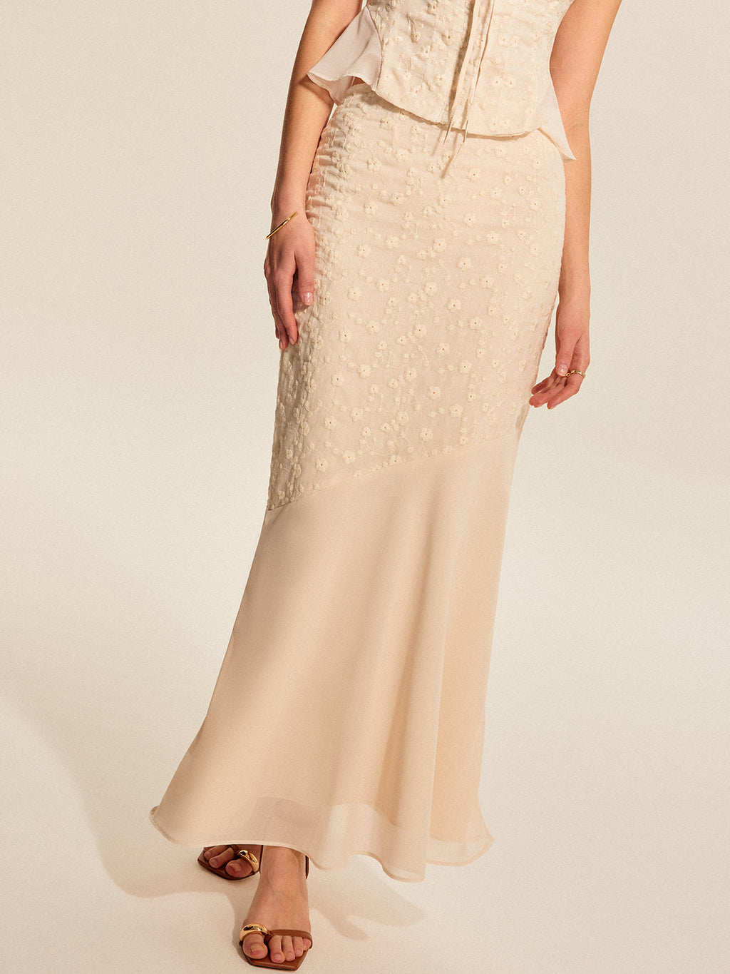 Çekici Çiçek Desenli Nakışlı A-Etek