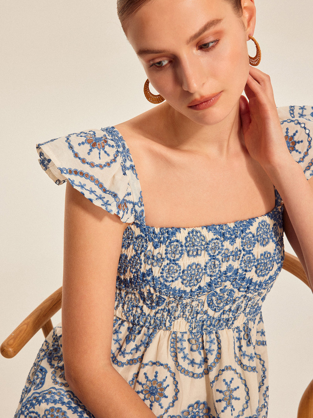 Şık Boho Çiçekli Elbise ile Etkileyici Sırt Dekolteli