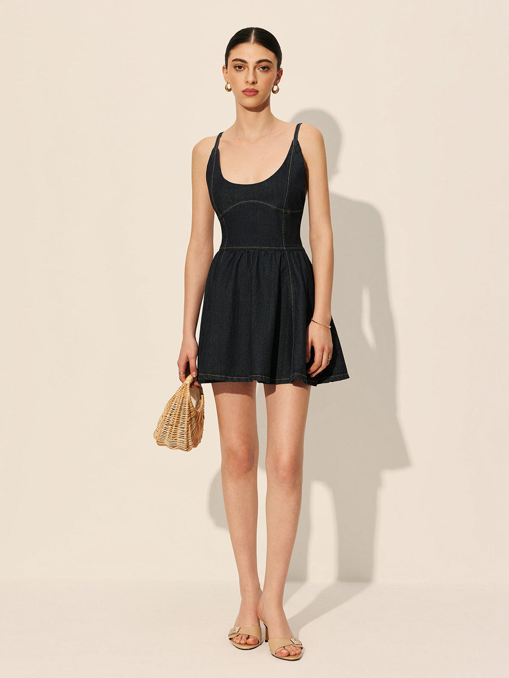 Şık Sırt Açık Kot Tütün Elbisesi ile Şık Bir Görünüm