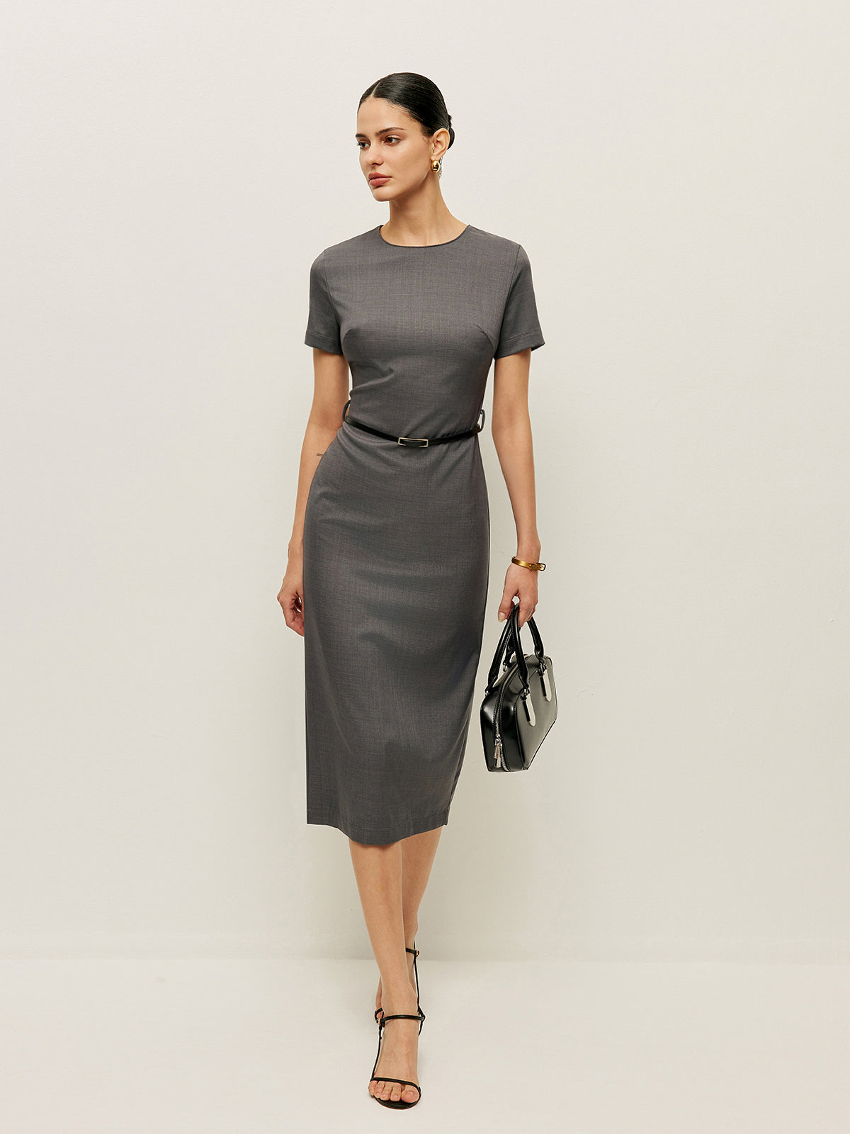 Şık Kemerli Kısa Kollu Kalem Elbise ile Zahmetsiz Zarafet