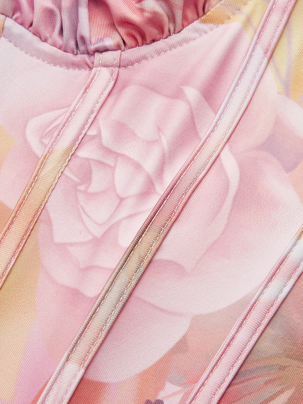 Çiçek Desenli Abiye Elbise, Büstiyerli Detay ve Şık Halter Tasarımı