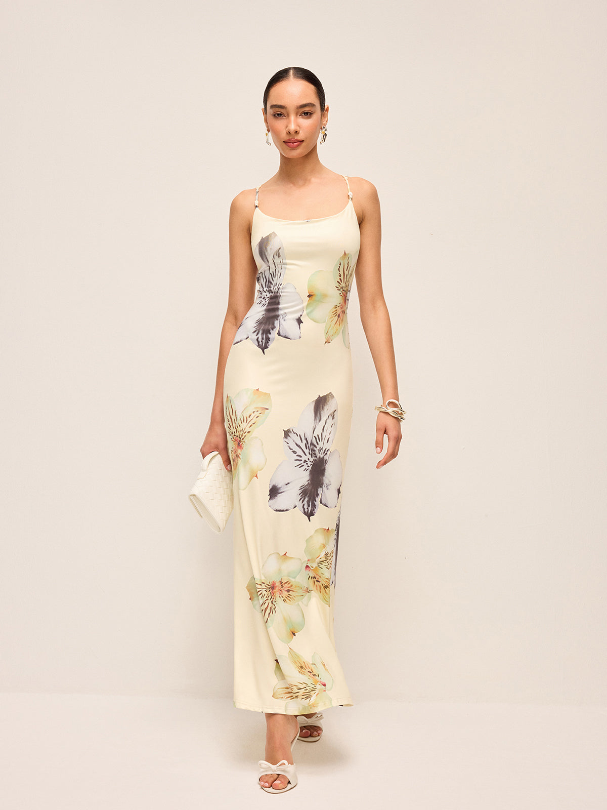 Sırtı Açık Düğmeli Çiçek Desenli Elbise