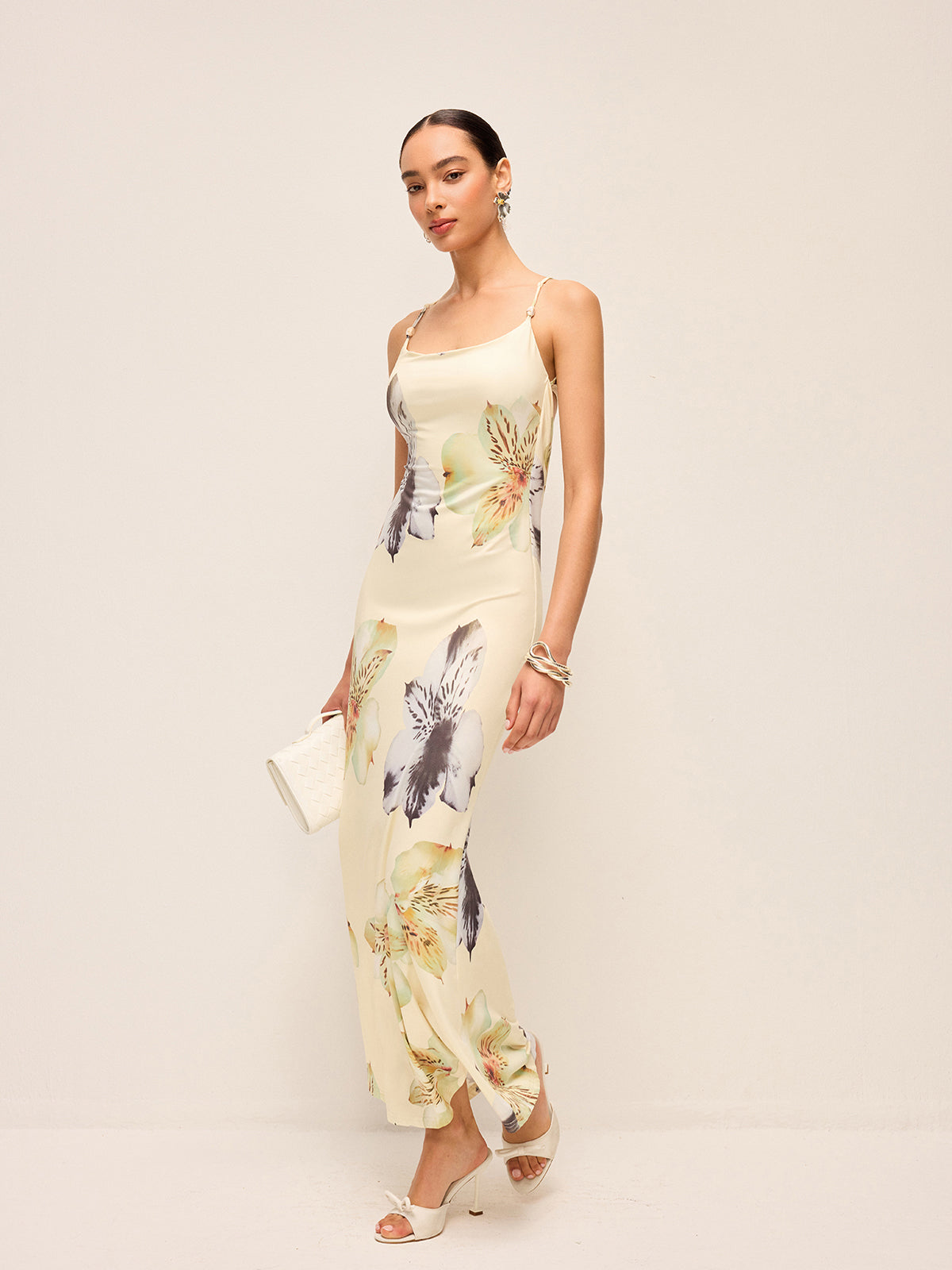 Sırtı Açık Düğmeli Çiçek Desenli Elbise