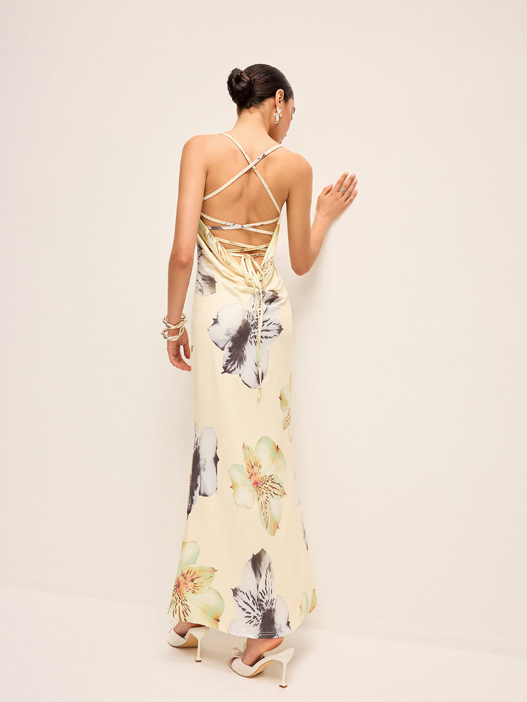 Sırtı Açık Düğmeli Çiçek Desenli Elbise