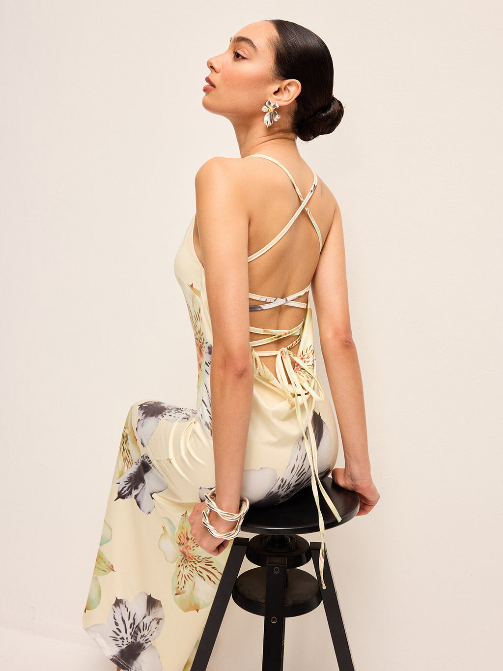 Sırtı Açık Düğmeli Çiçek Desenli Elbise