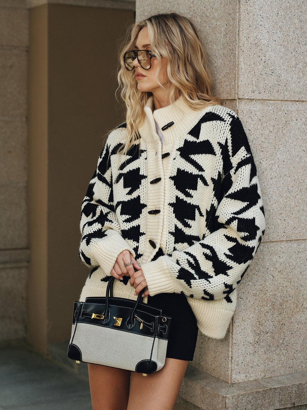 Boynuz Düğmeli  Örgü Hırka