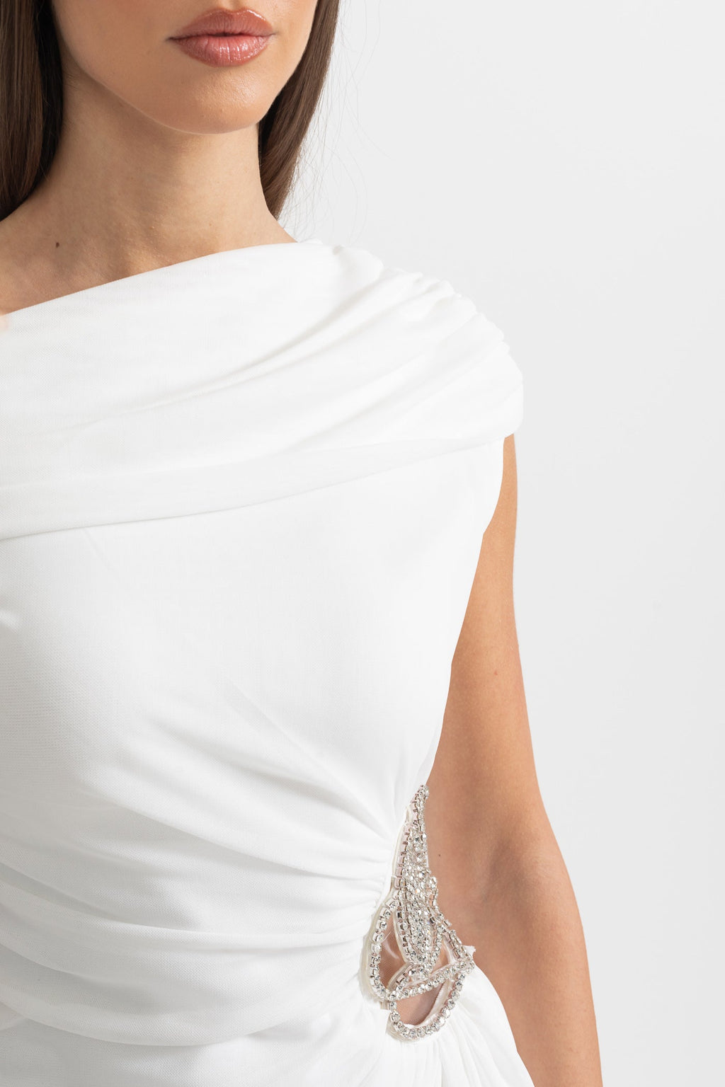 Gümüş Çiçekli Broşlu Tek Omuzlu Dökümlü Elbise